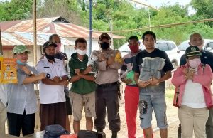 Bhabinkamtibmas Bomaki dampingi sekaligus berikan Pengamanan Kegiatan Pembagian APD dan Obat – obatan Anggota DPRD Kabupaten Kepulauan Tanimbar kepada Tim Relawan Pos Covid-19 Desa Bomaki