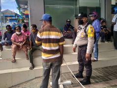 Kawal warga ambil BLT, Bhabinkamtibmas Bomaki sampaikan Patuhi Protokol Kesehatan Pencegahan Covid-19
