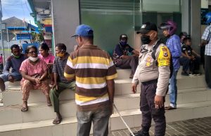 Kawal warga ambil BLT, Bhabinkamtibmas Bomaki sampaikan Patuhi Protokol Kesehatan Pencegahan Covid-19
