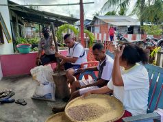 Sambangi warga yang sedang mengolah padi, Bhabinkamtibmas Bomaki berikan semangat giat menanam sekaligus Sosialisasi New Normal