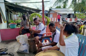 Sambangi warga yang sedang mengolah padi, Bhabinkamtibmas Bomaki berikan semangat giat menanam sekaligus Sosialisasi New Normal