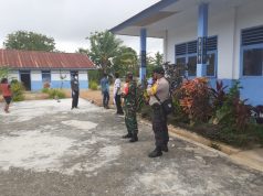 Penyemprotan cairan Disinfektan oleh Bhabinkamtibmas dan Babinsa Bomaki bersama Tim Puskesmas Saumlaki dan Perangkat Desa Bomaki.
