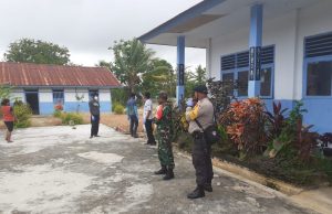 Penyemprotan cairan Disinfektan oleh Bhabinkamtibmas dan Babinsa Bomaki bersama Tim Puskesmas Saumlaki dan Perangkat Desa Bomaki.