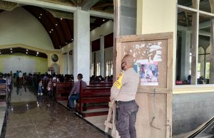 Bhabinkamtibmas Bomaki ikuti dan amankan Giat Ibadah Minggu di Gereja St. Paulus