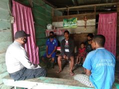Sambangi Bapak Vinsen Amaral warga Desa Persiapan Ilngei Barat, Bhabinkamtibmas Sosialisasikan Tatanan Kehidupan Baru dan giat bercocok tanam.