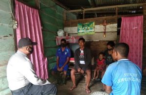 Sambangi Bapak Vinsen Amaral warga Desa Persiapan Ilngei Barat, Bhabinkamtibmas Sosialisasikan Tatanan Kehidupan Baru dan giat bercocok tanam.