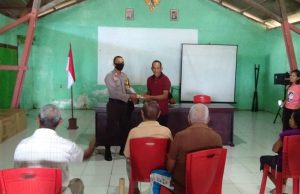 Giat pemberian Bantuan langsung tunai / BLT warga Kabiarat mendapatkan Pengamanan Bhabinkamtibmas
