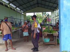 Sambanig warga di pasar, Bhabinkamtibmas Kabiarat Sampaikan New Normal