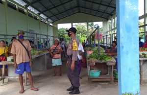 Sambanig warga di pasar, Bhabinkamtibmas Kabiarat Sampaikan New Normal