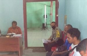 Hadir dan amankan Giat Rapat Pemdes dan Panitia Pilkades, Bhabinkamtibmas Kabiarat Imbau Patuhi Protokol Kesehatan Covid-19