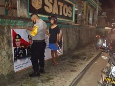 Bhabinkamtibmas Kelurahan Saumlaki dibantu personil Polsek Tanimbar Selatan pasang Baliho Hari Bhayangkara ke – 74