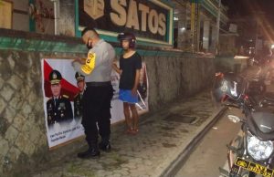 Bhabinkamtibmas Kelurahan Saumlaki dibantu personil Polsek Tanimbar Selatan pasang Baliho Hari Bhayangkara ke – 74
