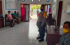 Bhabinkamtibmas Kelurahan Saumlaki dampingi dan amankan Giat Pembagian Undangan penerima BST