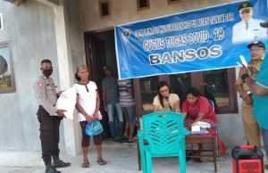 Bhabinkamtibmas Lingat Amankan pembagian Sembako di Desa.