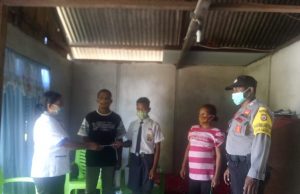 Bhabinkamtibmas Latdalam turut terlibat sekaligus amankan giat pembagian hasil Ujian SMP N. 7 Tanimbar Selatan