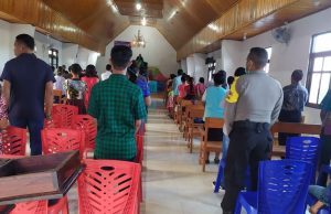 Bhabinkamtibmas Lermatang hadiri dan amankan jalannya Giat Ibadah Minggu