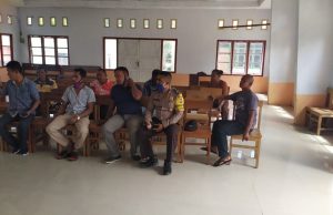 Bhabinkamtibmas Lermatang hadiri sekaligus kawal jalannya giat Rapat Panitia Pilkades