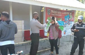 Sambangi Tim relawan Pos Covid Desa, Bhabinkamtibmas Lingat Imbau Jaga Kebersihan diri dan lingkungan.