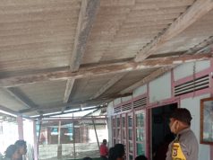 Bhabinkamtibmas Lorulun bubarkan warga yang bergerombol dan edukasikan New Normal dan Protokol Kesehatan pencegahan Covid-19