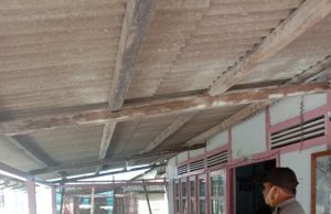 Bhabinkamtibmas Lorulun bubarkan warga yang bergerombol dan edukasikan New Normal dan Protokol Kesehatan pencegahan Covid-19