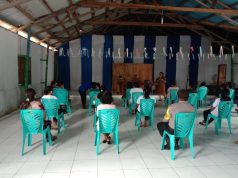 Bhabinkamtibmas Lorulun hadir dan amankan jalannya giat sosialisasi KB dan Mini Lokakarya di Desa