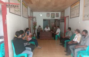 Bhabinkamtibmas Lorulun Giat Sosialisasi New Normal dalam Rapat Desa