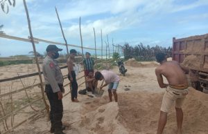 Bhabinkamtibmas Lorulun sambangi warga penambang pasir dan Himbau Patuhi Protokol Kesehatan Covid-19