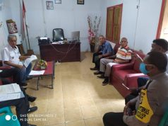 Bhabinkamtibmas Lorulun ajak Pemdes bersama sosialisasikan New Normal dan giat bercocok tanam kepada masyarakat dalam giat rapat Desa.