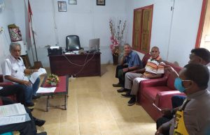 Bhabinkamtibmas Lorulun ajak Pemdes bersama sosialisasikan New Normal dan giat bercocok tanam kepada masyarakat dalam giat rapat Desa.