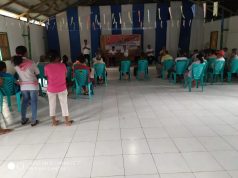 Bhabinkamtibmas Lorulun dalam kegiatan Sosialisasi Saber Pungli di desa.