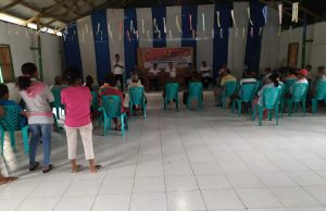 Bhabinkamtibmas Lorulun dalam kegiatan Sosialisasi Saber Pungli di desa.