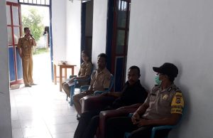 Bhabinkamtibmas hadiri dan amankan Giat Pembagian Raport serta hasil kelulusan SD Inpres Manglusi