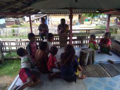 Bhabinkamtibmas Marantutul Ajarkan tata cara Protokol Kesehatan Pencegahan Covid-19 dan ajakan belajar pada giat sambang sekelompok anak
