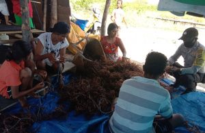 Sambangi Warga Budi Daya Rumput Laut Brigpol Brian Christoffel Giat Binluh New Normal