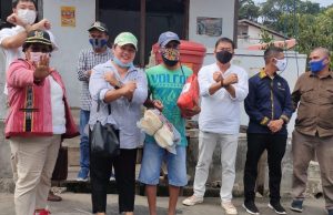 Bhabinkamtibmas Olilit Barat Amankan jalnnya kegiatan Pembagian APD kepada Tim Relawan Pos Covid-19 oleh Anggota DPRD Kabupaten Kepulauan Tanimbar.