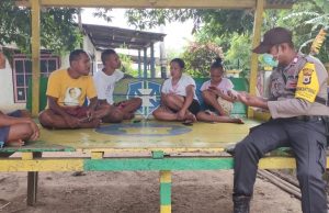 Kegiatan Binluh New Normal Bhabinkamtibmas Olilit Barat kepada warga