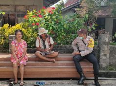 Sambangi keluarga Marsianus Tomyar, Bhabinkmatibmas Olilit Barat Binluh New Normal