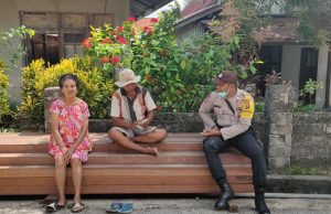 Sambangi keluarga Marsianus Tomyar, Bhabinkmatibmas Olilit Barat Binluh New Normal
