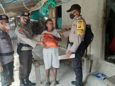 Bhabinkamtibmas Oliit Timur dampingi Pemberian Bansos Brimob Kompi 3 Yon C Pelopor Saumlaki.