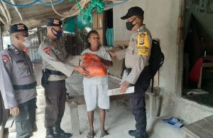 Bhabinkamtibmas Oliit Timur dampingi Pemberian Bansos Brimob Kompi 3 Yon C Pelopor Saumlaki.