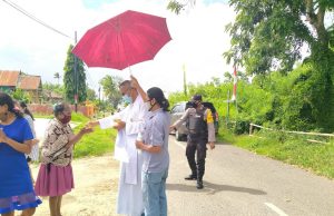 Misa Perayaan Ekaristi Kudus dan Pembagian Komuni di Desa Olilit Timur mendapatkan pengamanan dari Bhabinkmatibmas