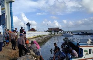 Bhabinkamtibmas Perairan Selaru, Sambangi KM. Nurlita dan himbau patuhi Protokol Covid – 19