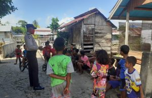 Bermain bersama anak – anak, Bhabinkamtibmas Ritabel bercerita New Normal
