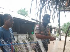 Sambangi warga yang sedang menambal jaring Ikan Bhabinkamtibms Romean Sampaikan New Normal