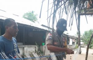 Sambangi warga yang sedang menambal jaring Ikan Bhabinkamtibms Romean Sampaikan New Normal