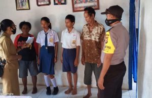 Bhabinkamtibmas Rumah Salut Kawal Pembagian hasil Ujian SMP N. Seira.
