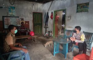 Kunjungi Bapak Paulinus Batyeware, Bhabinkamtibmas Sangliat Krawain sampaikan New Normal