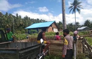 Sambangi warga yang menambang Pasir, Bhabinkamtibmas Sangliat Krawain sosialisasikan New Normal