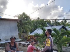 Keluarga Sainlolin mendapat sosialisasi New Normal dari Bhabinkamtibmas Sangliat Dol