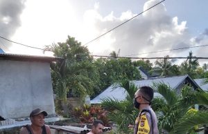Keluarga Sainlolin mendapat sosialisasi New Normal dari Bhabinkamtibmas Sangliat Dol
